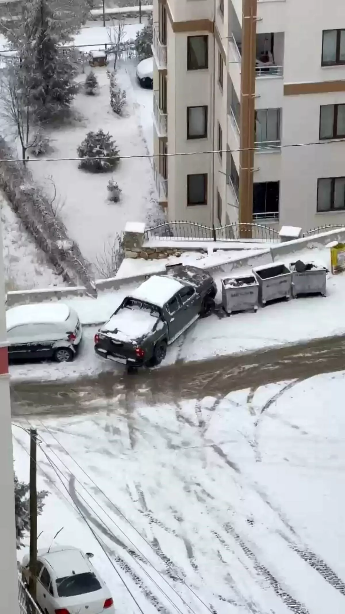 Elazığ'da karda kayan araçlar kameraya yansıdı