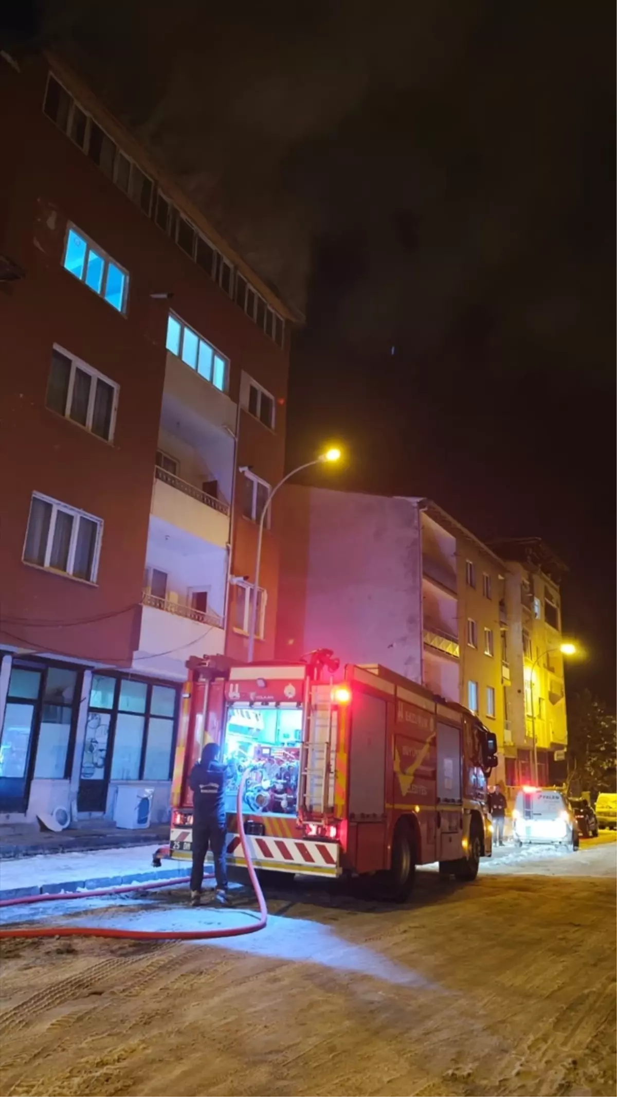 Erzurum'da bir binanın çatısında çıkan yangın hasara yol açtı