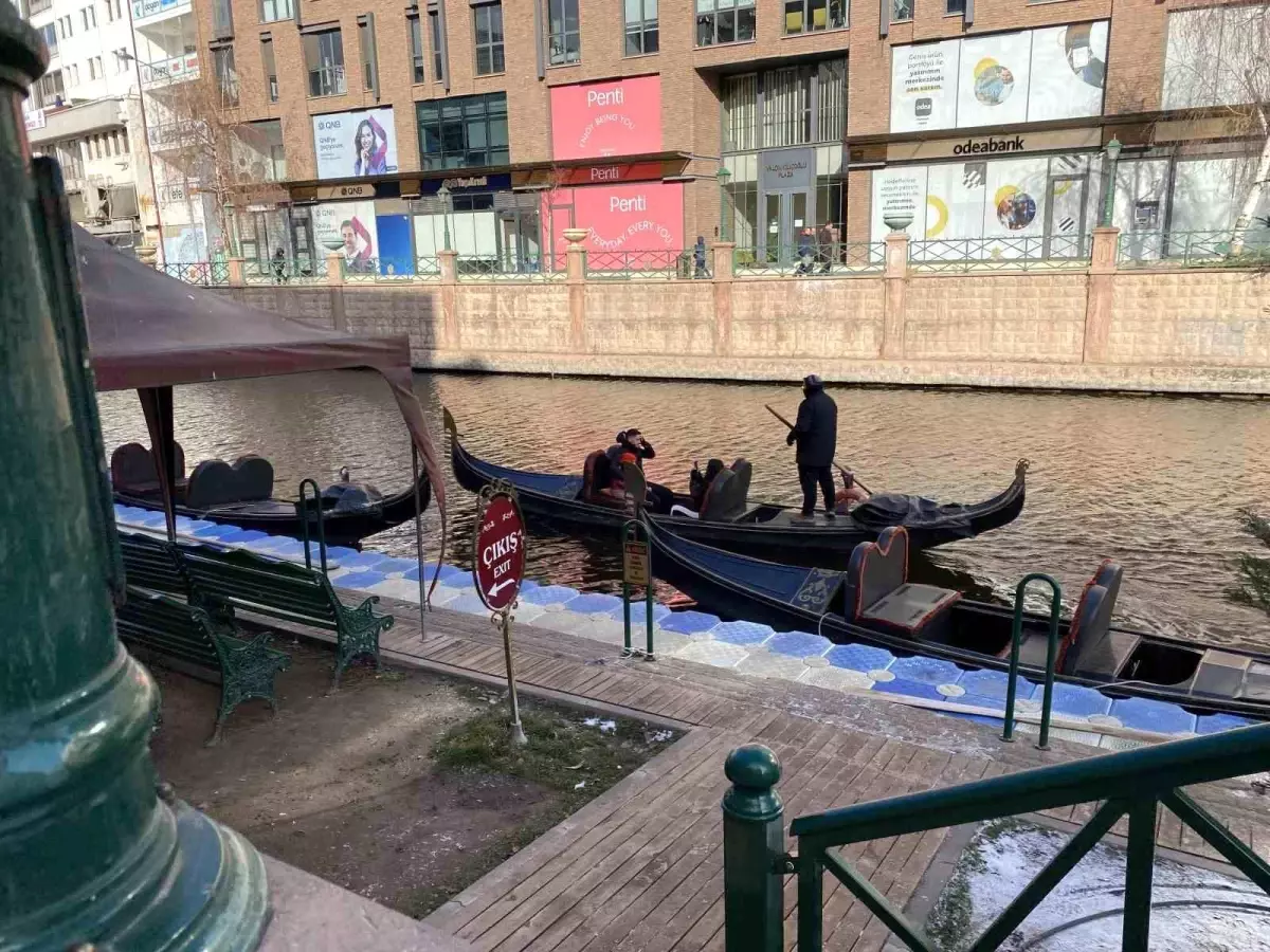 Eskişehir'de dondurucu soğuğa rağmen gondol seferleri devam ediyor