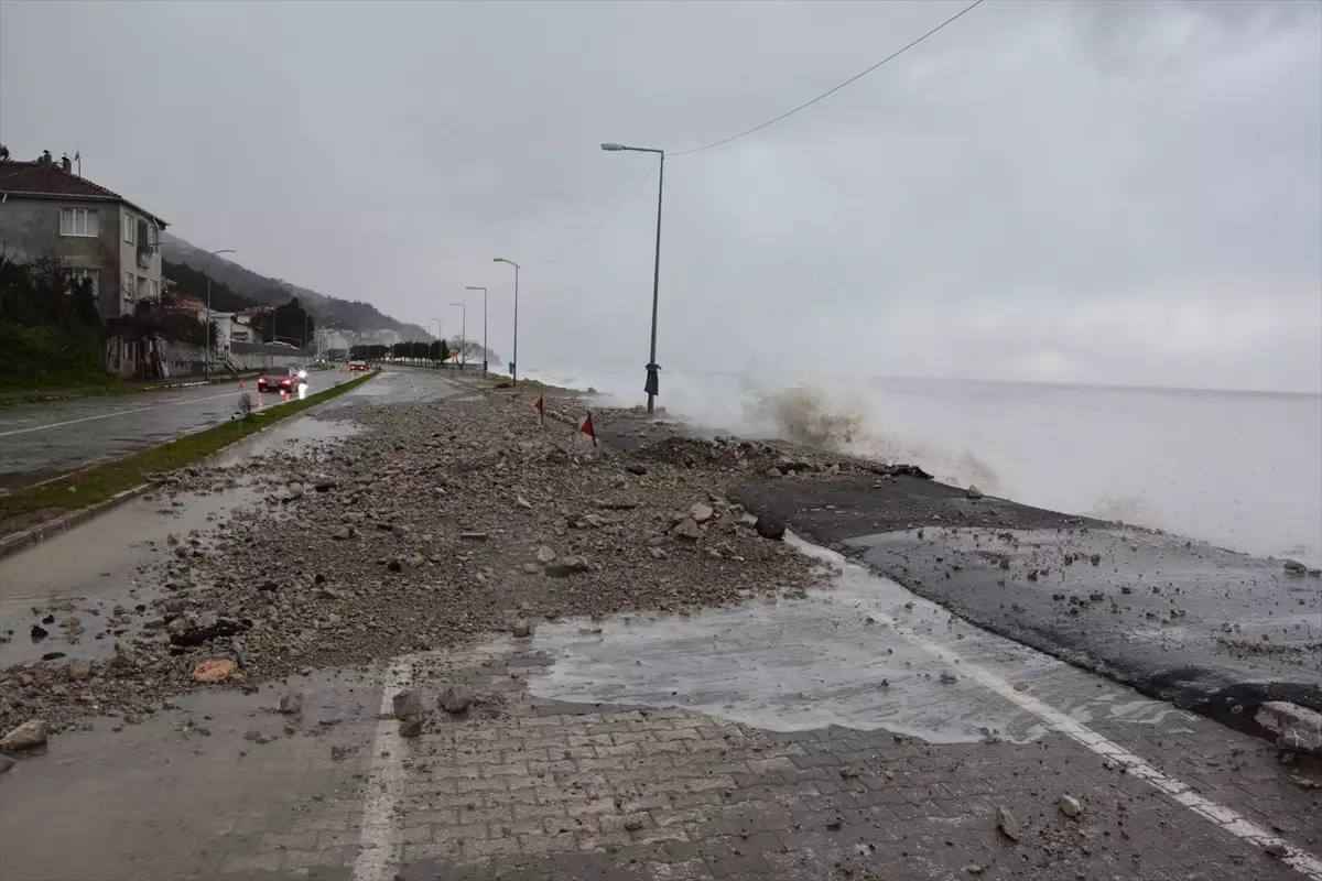 Fırtına nedeniyle Karadeniz'de oluşan dalgalar Kastamonu'da sahil şeridine zarar verdi
