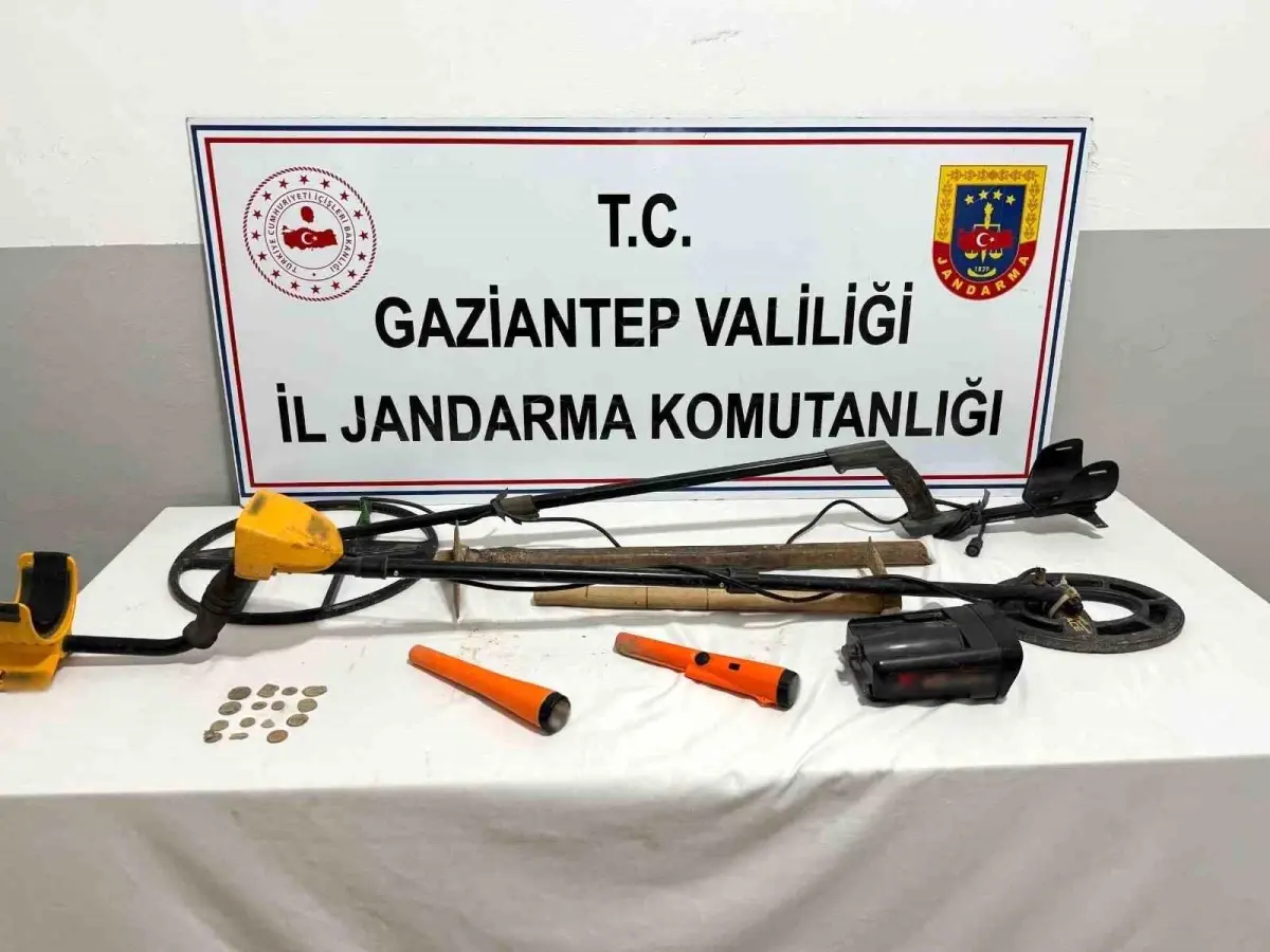 Gaziantep'te kaçak kazı yapan 2 şahıs suçüstü yakalandı: 15 adet tarihi sikke ele geçirildi