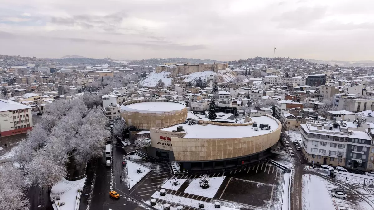 Gaziantep'te Kar Yağışıyla Kent Beyaza Büründü
