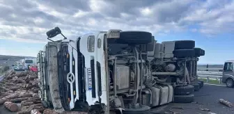 Gelibolu'da odun yüklü kamyon devrildi: 2 hafif yaralı