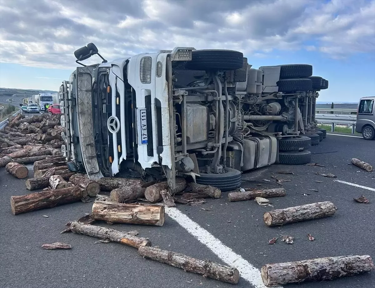 Gelibolu'da odun yüklü kamyon devrildi: 2 hafif yaralı