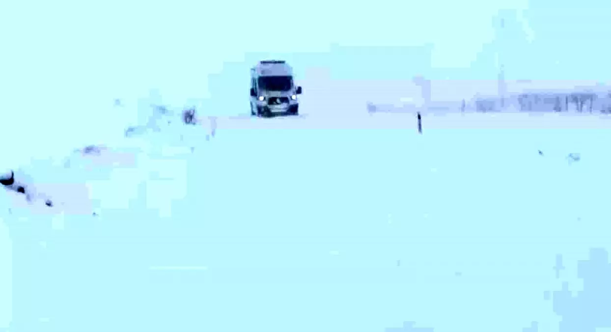 Gercüş'te karda mahsur kalan ambulansa İl Özel İdare ekibi yetişti
