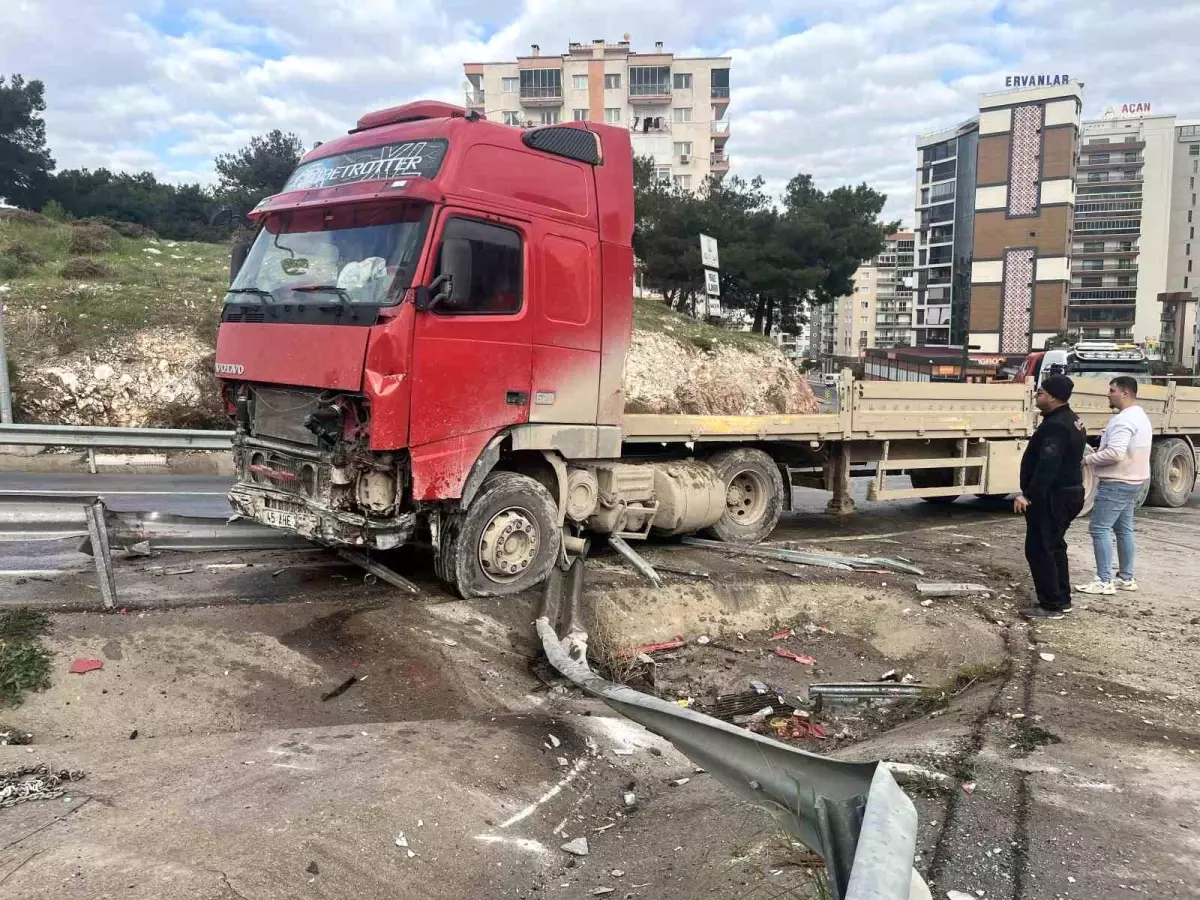 İzmir'de tır bariyerleri aşıp karşı şeride geçti
