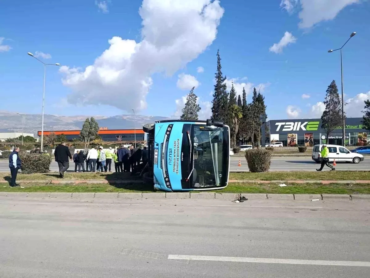 Kahramanmaraş'ta aracın çarptığı halk otobüsü devrildi: 13 yaralı