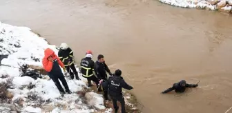 Kanala uçan otomobilden kahreden haber! 3 kişinin cesedine ulaşıldı