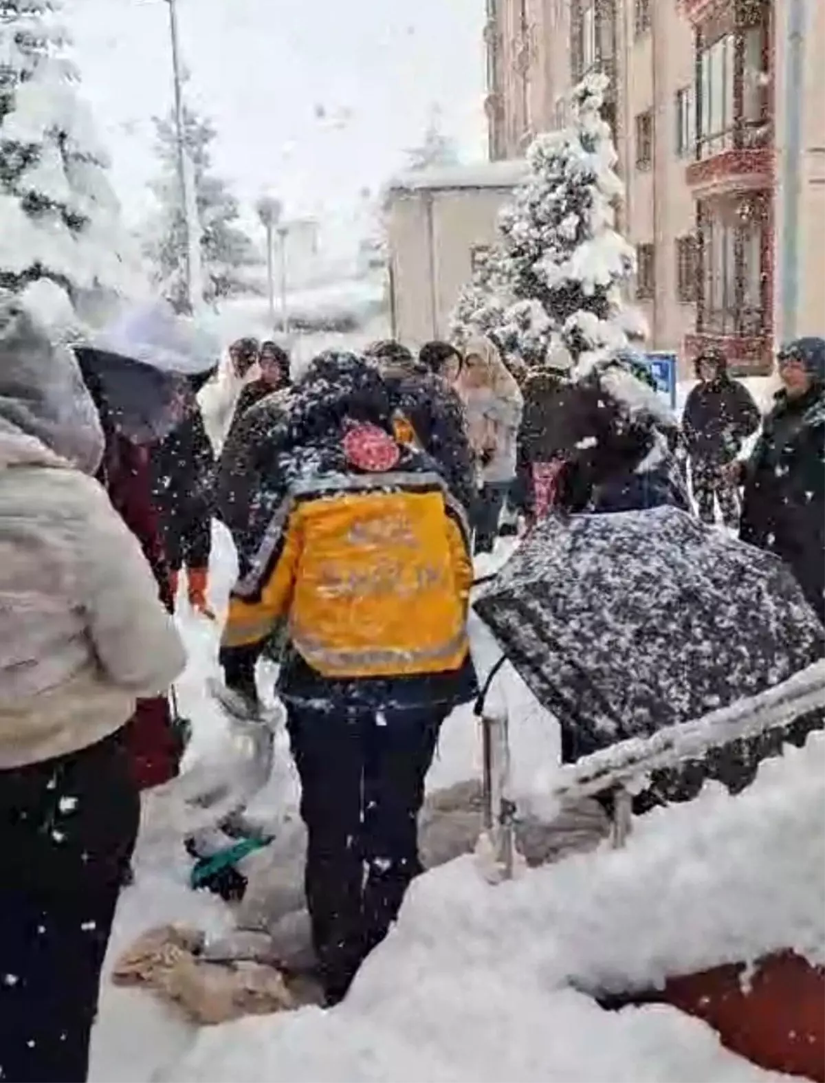 Kar kaplı merdivenden düşen öğrenci yaralandı