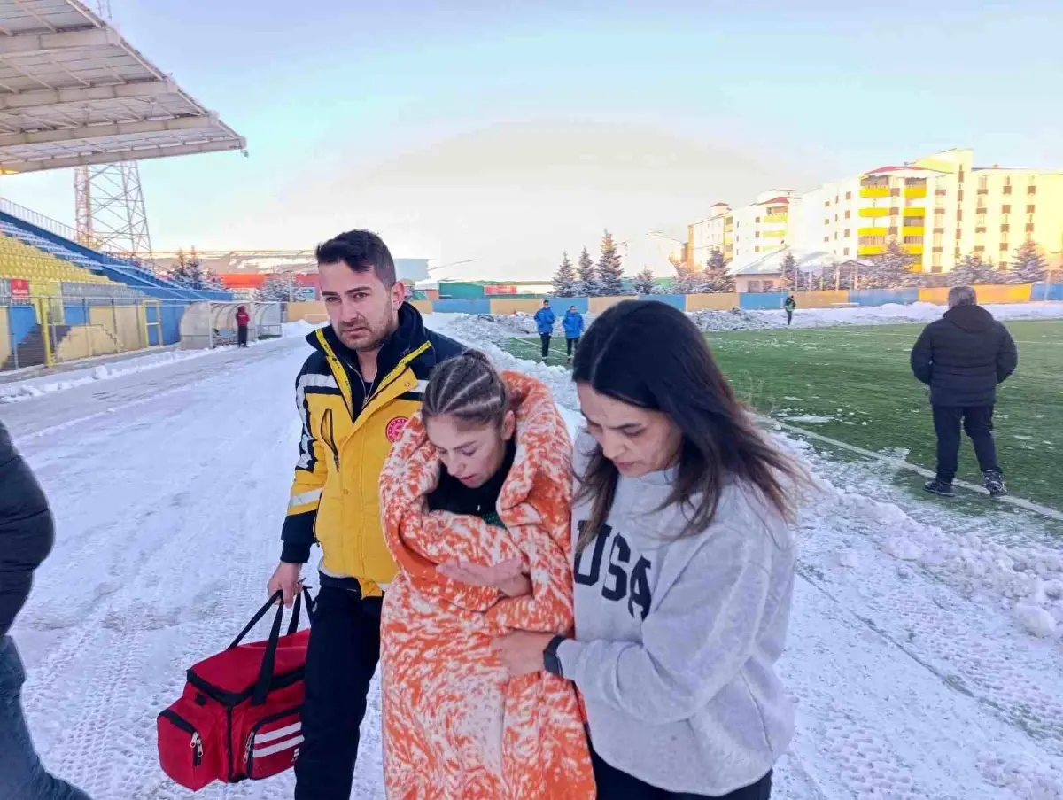Kar ve soğuğa rağmen Ağrı Kadın Futbol Takımı'ndan 4 gollü galibiyet