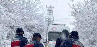Karabük'te kardan yolu kapanan köydeki hastanın yardımına jandarma ve sağlık ekipleri koştu