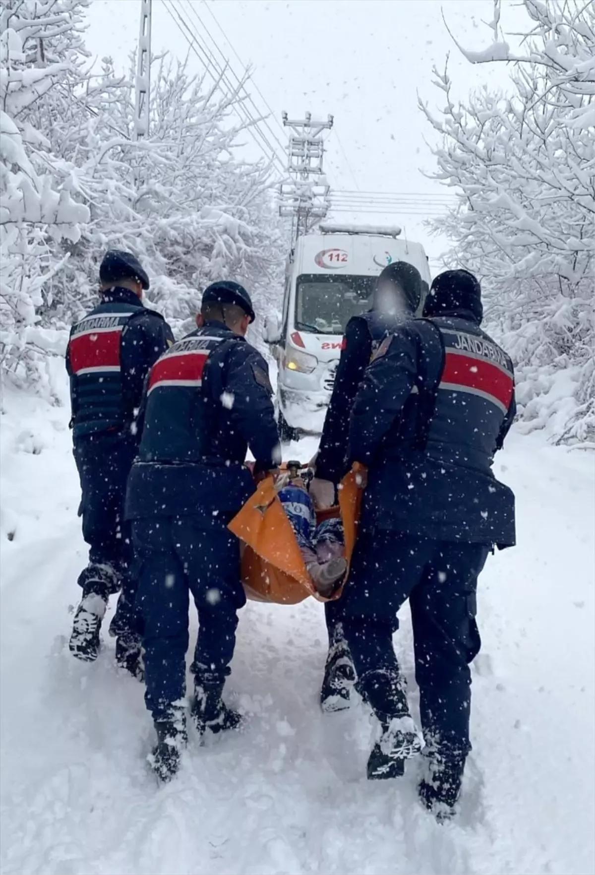 Karabük'te kardan yolu kapanan köydeki hastanın yardımına jandarma ve sağlık ekipleri koştu