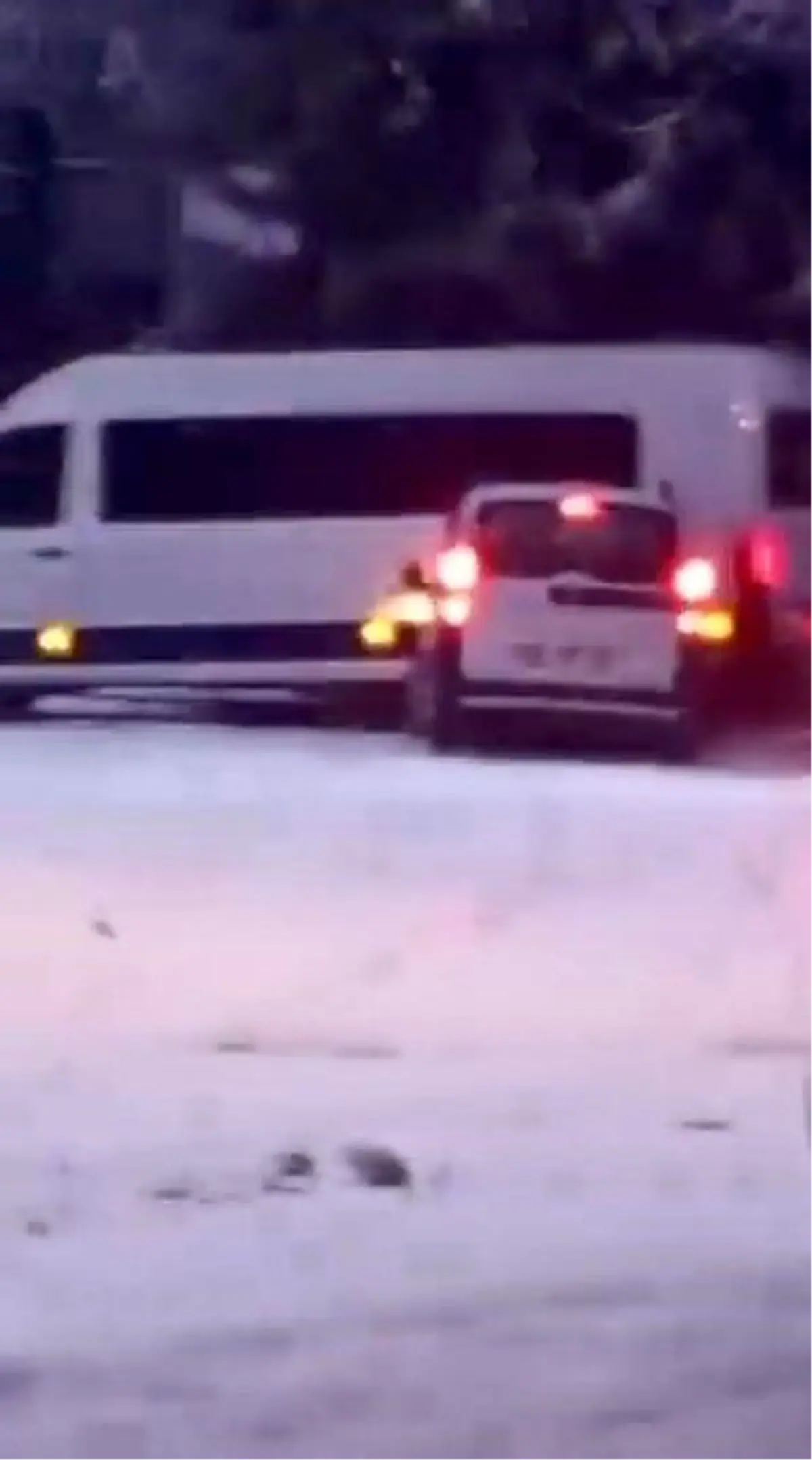 Karlı yolda duramayan araç minibüse çarptı