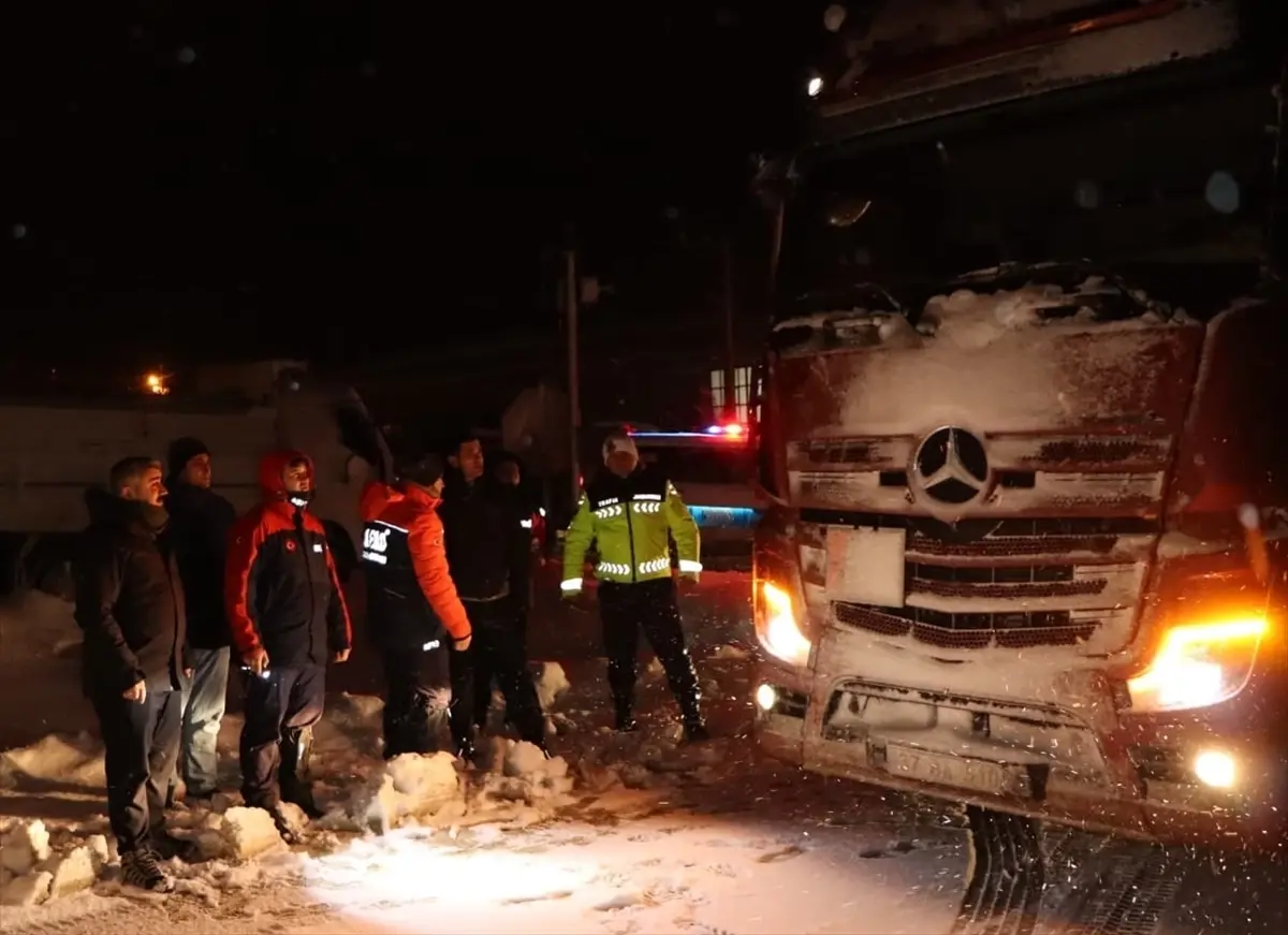 Kastamonu'da yolda kalan sürücülere ikramda bulunuldu