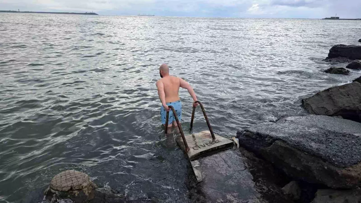 Kdz. Ereğli'de avukat soğuk havaya aldırış etmeden denize girdi