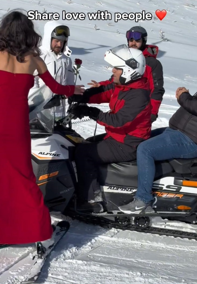 kirmizi elbisesiyle erciyes te kayak yapip gul 19401542 6814 m