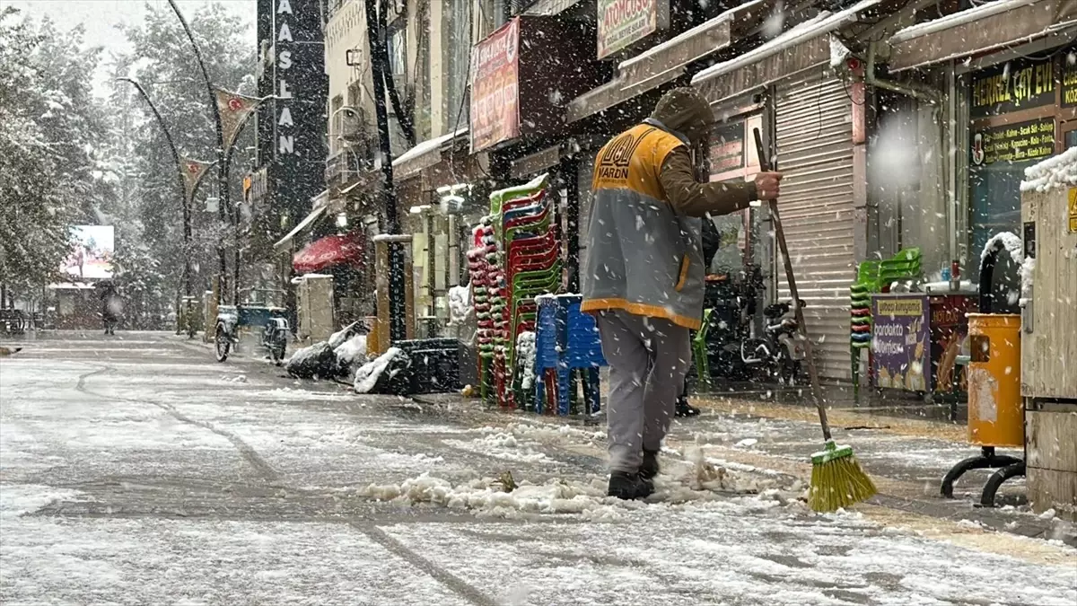 Kızıltepe'de kar yağışı etkili oluyor