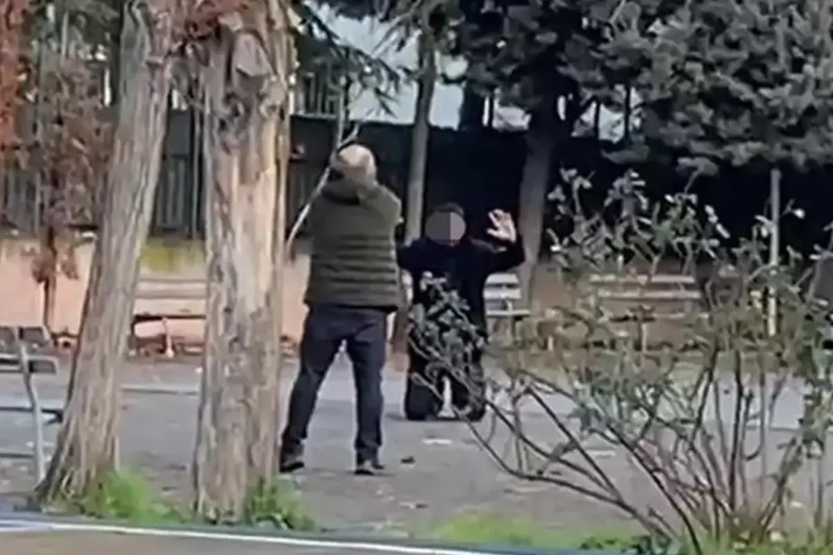 Lise bahçesinde korku dolu anlar: Kızını rahatsız eden genci silahla rehin aldı