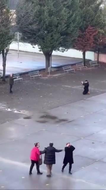 Terrifying moments in the high school yard: He took the young man who bothered his daughter hostage with a gun