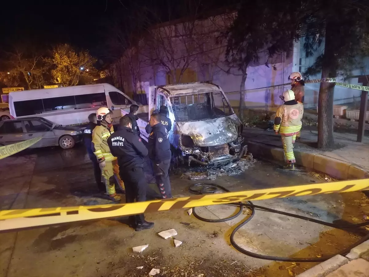 Manisa'da hurda kamyonette çıkan yangında erkek cesedi bulundu