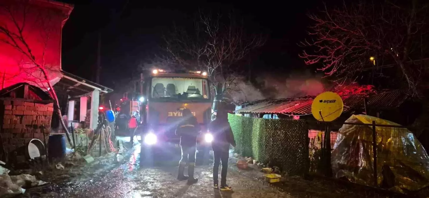 Manyas'ta tek katlı ev alevlere teslim oldu