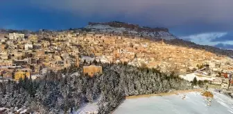 Mardin'de tarihi yapılar kar yağışıyla beyaza büründü