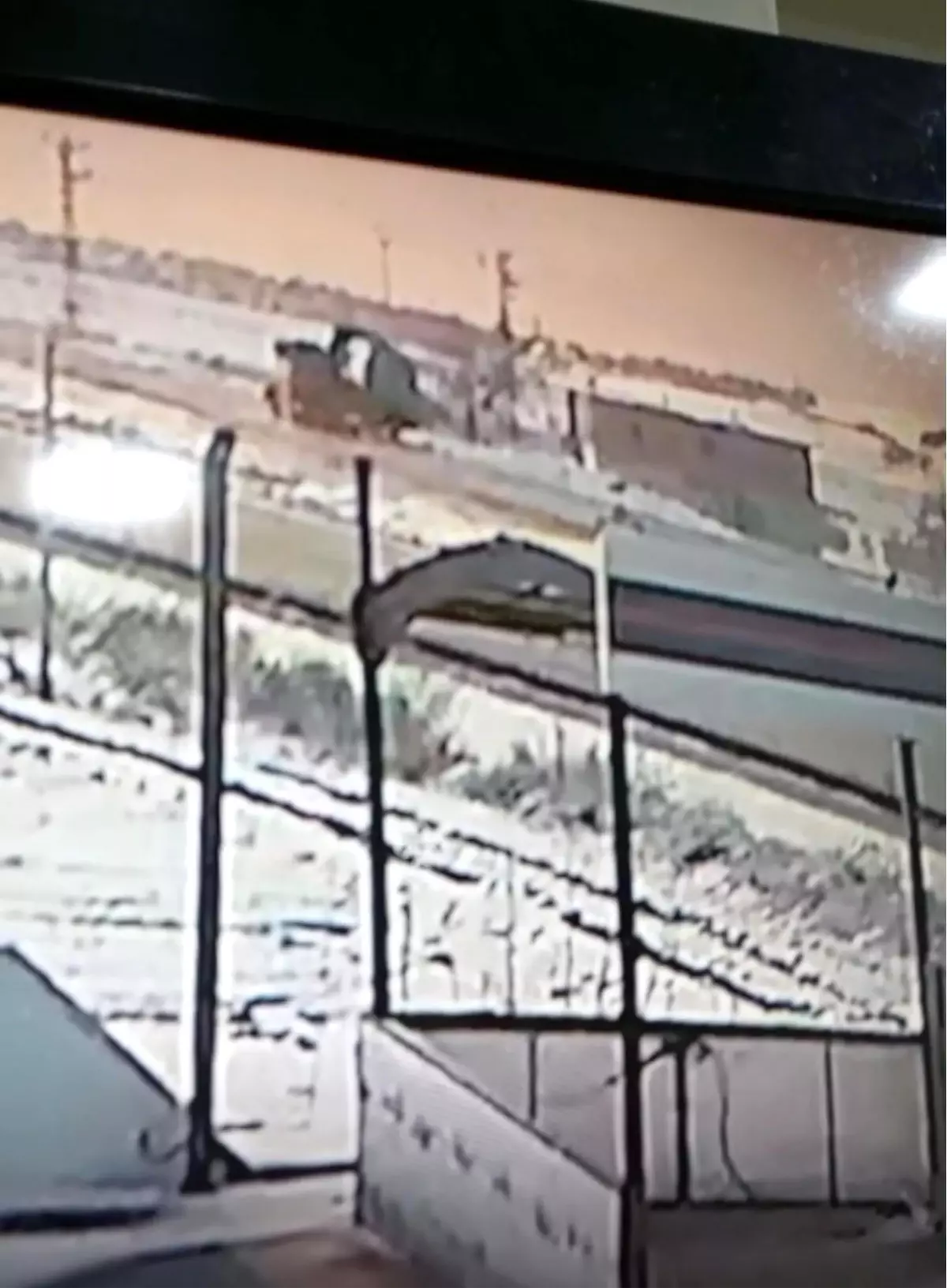 Nevşehir'de kayganlaşan yolda şarampole devrilen tır kameralara yansıdı