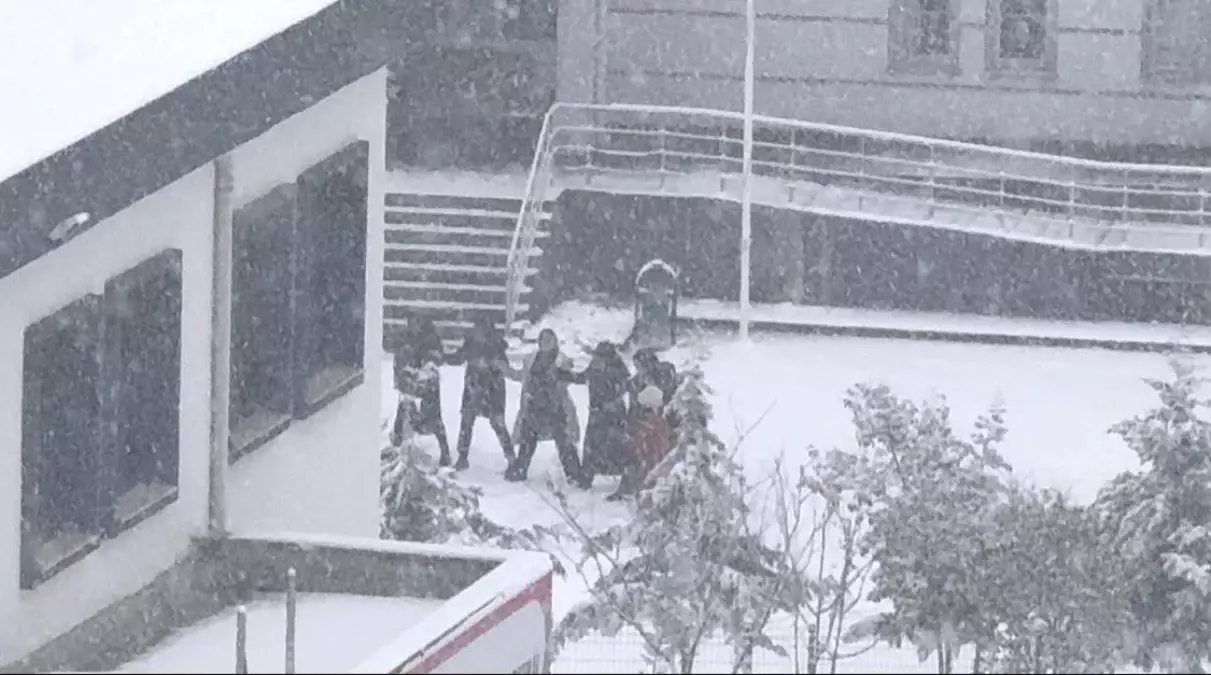 Öğrenciler karın keyfini okul hoparlöründen çalınan oyun havasıyla çıkardı