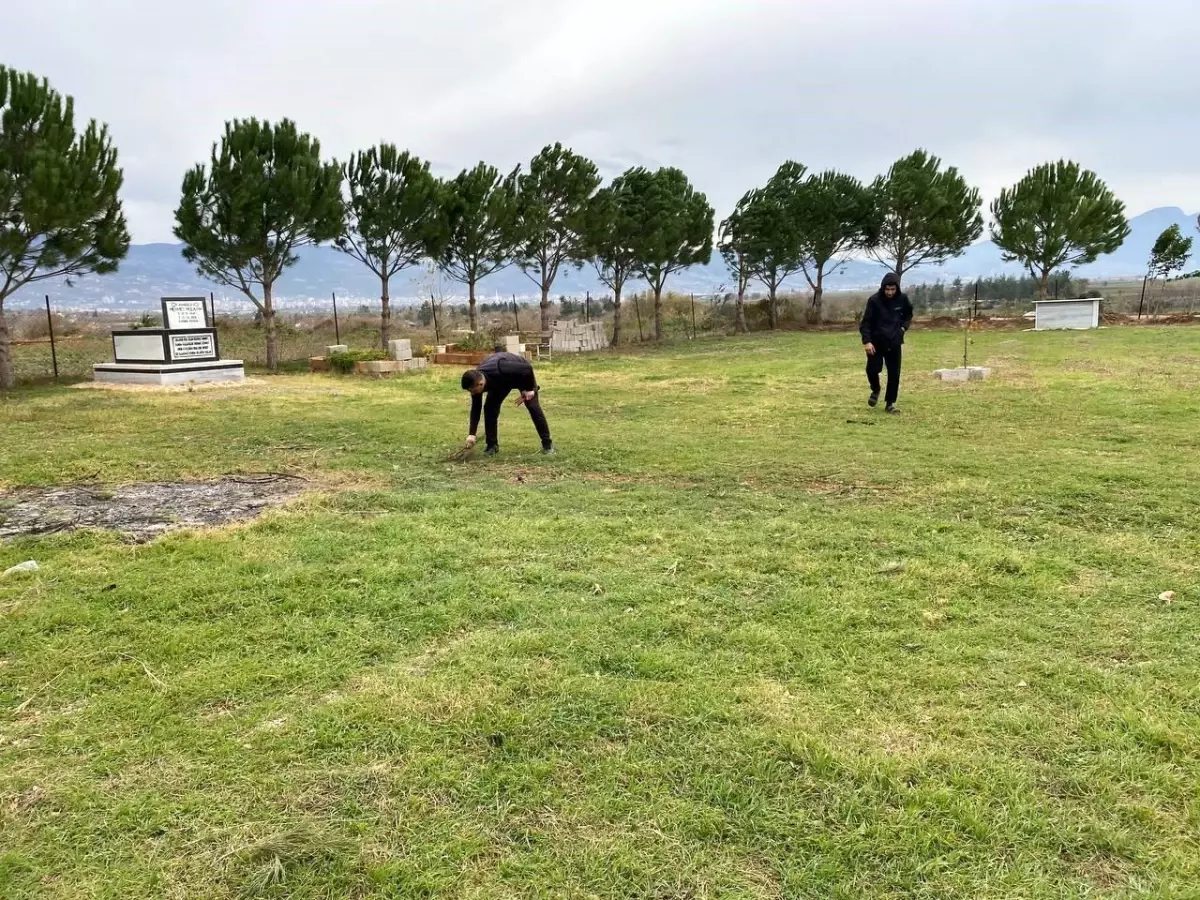 Osmaniye'de gençlerden örnek davranış: Bayrak yenilendi, çeşmeler onarıldı