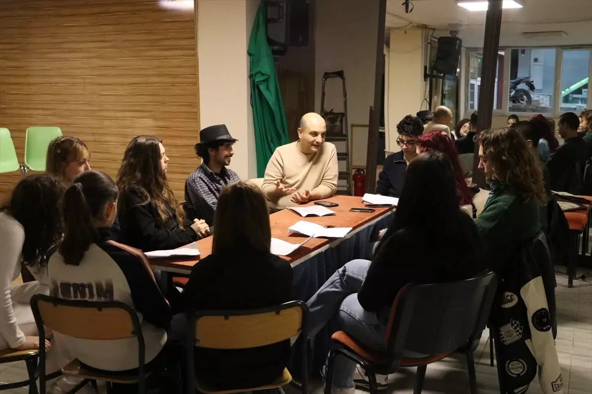 Otizmli genç tiyatro eğitimleriyle sahne hayaline adım adım yaklaşıyor