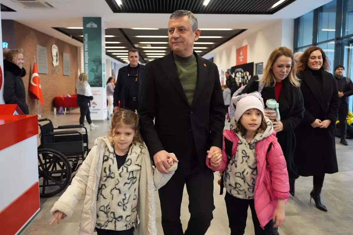 Özgür Özel, Ferdi Zeyrek'in kızlarını okula götürdü