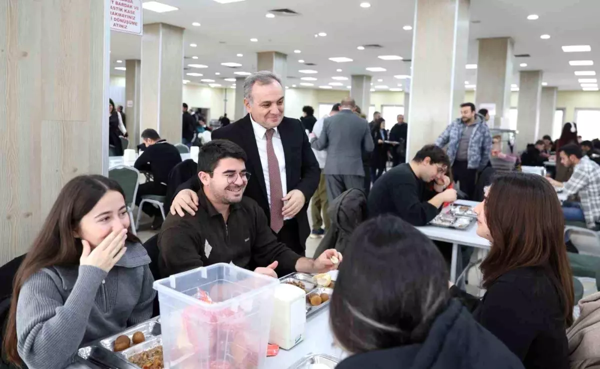 Rektör Prof. Dr. Altun, öğrenciler ile yemek yedi
