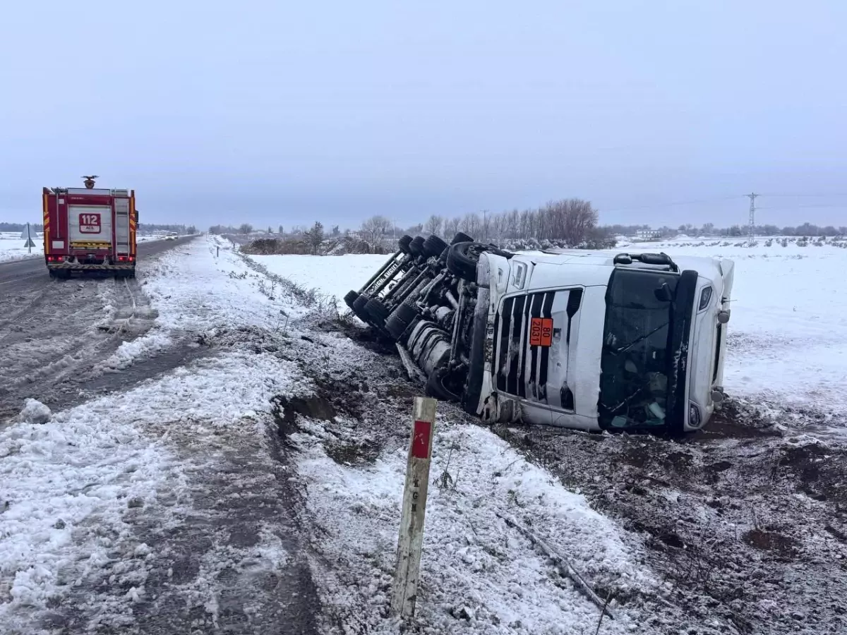 Şanlıurfa'da asit yüklü tanker devrildi: 1 yaralı