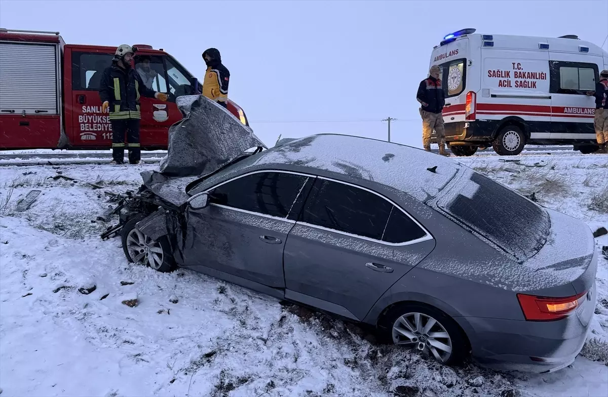Şanlıurfa'da kar küreme aracına çarpan otomobildeki 3 kişi yaralandı