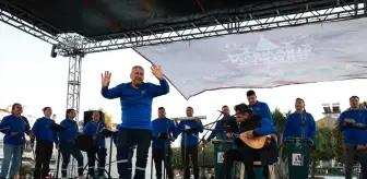 Sıfır atığa dikkati çekmek için çöpten topladıkları atıklardan enstrüman yapıp konser verdiler