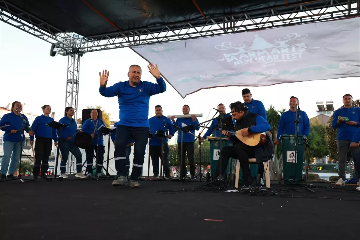 Sıfır atığa dikkati çekmek için çöpten topladıkları atıklardan enstrüman yapıp konser verdiler