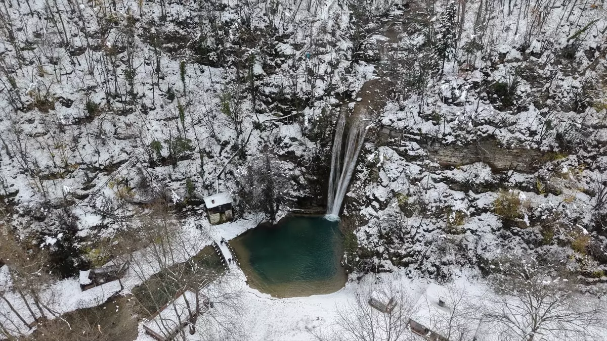 Sinop'ta Erfelek Tatlıca Şelaleleri Tabiat Parkı kış güzelliğine büründü