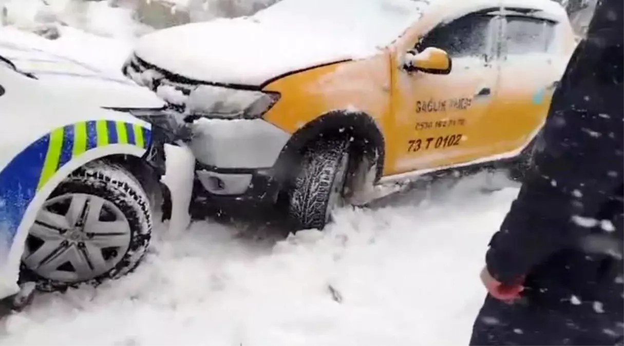 Şırnak'ta yoğun kar ve buzlanma zincirleme kazaya neden oldu