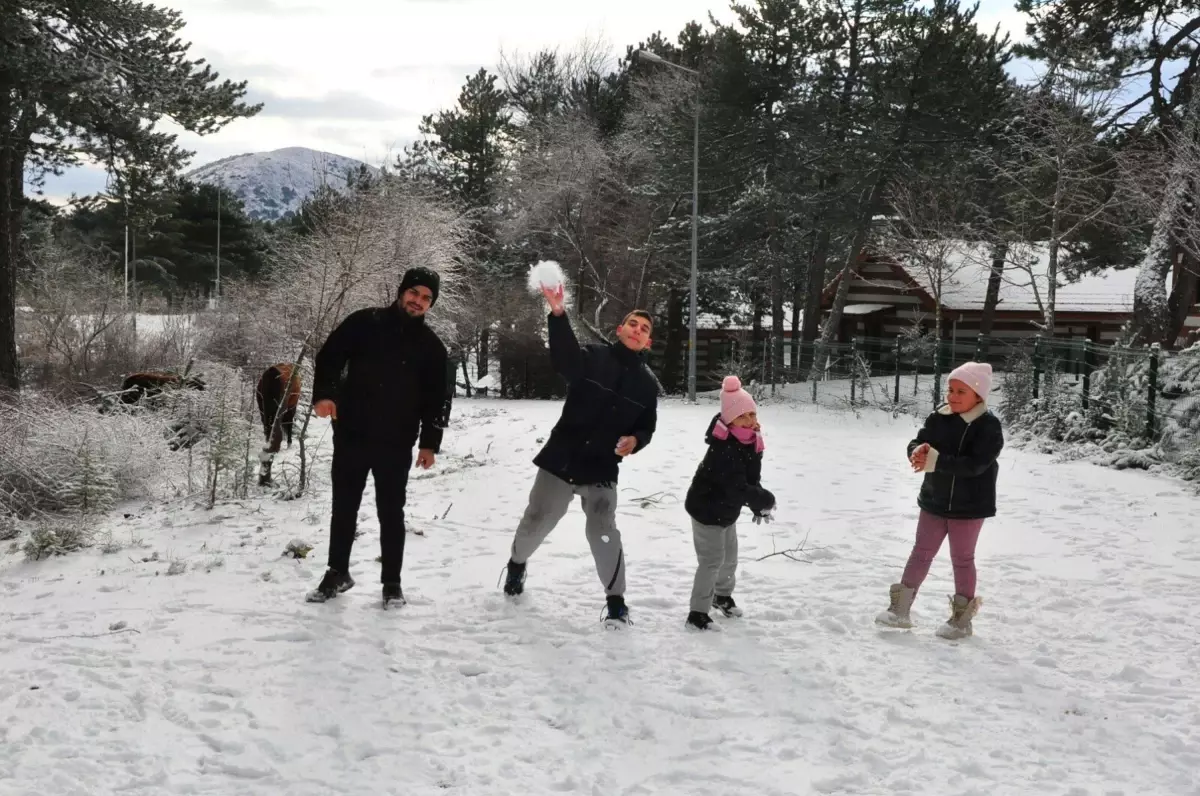 Spil Dağı, beyaz örtüyle kaplandı