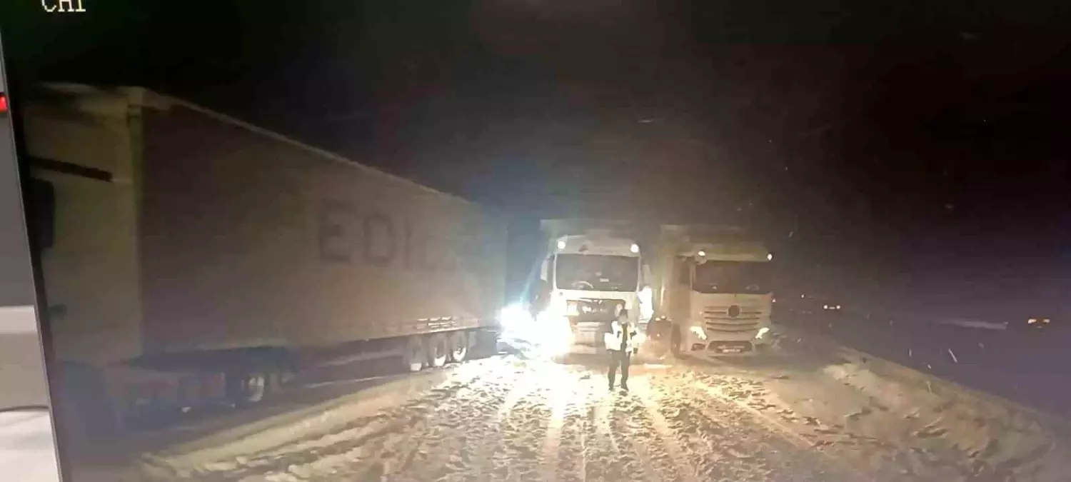 TEM Otoyolu'nun Bolu geçişi Ankara istikametinde 3 tırın yolu kapatması sonucu ulaşım durdu