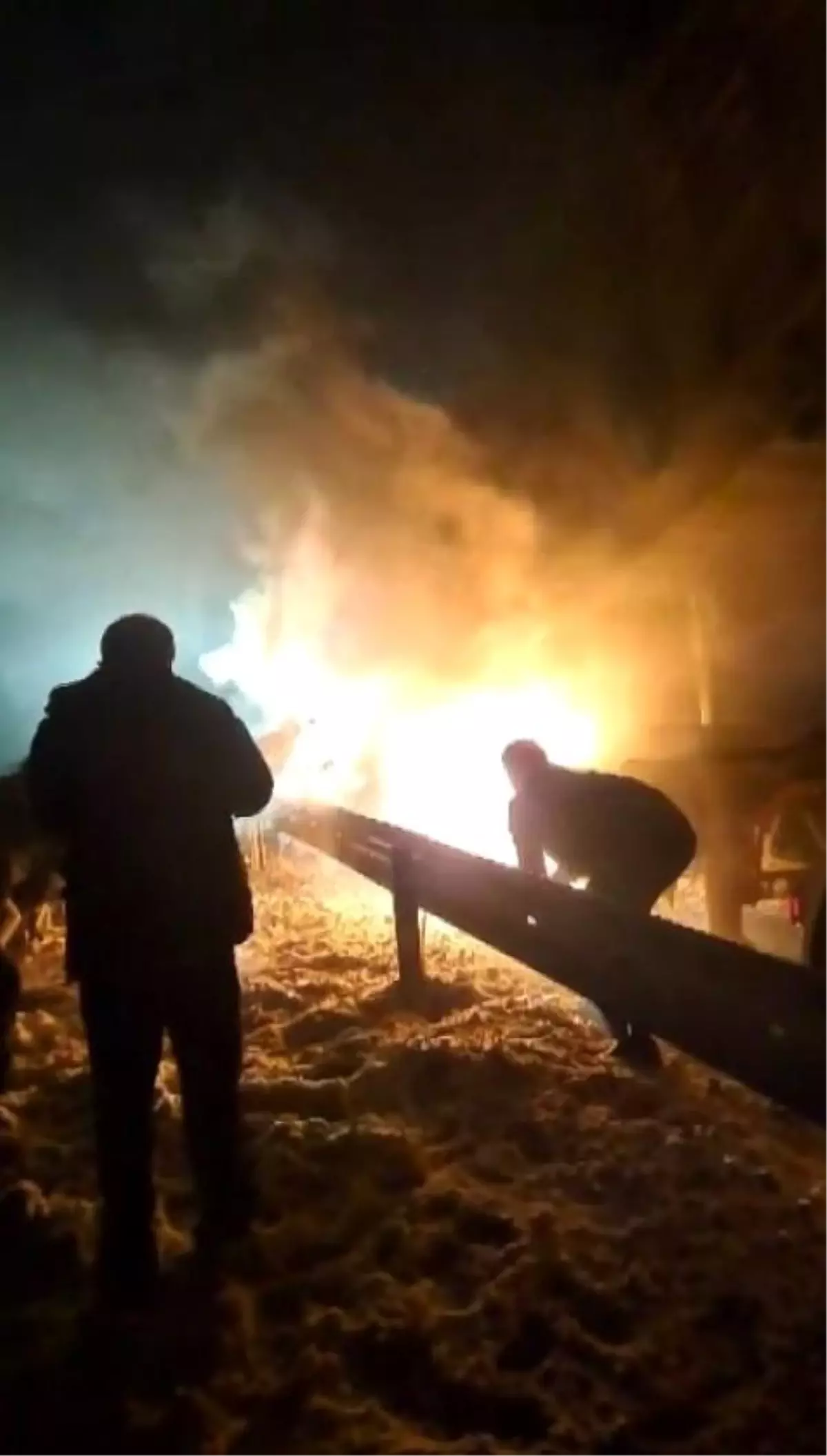 Tırda çıkan yangını söndürmek için elleriyle kar attılar