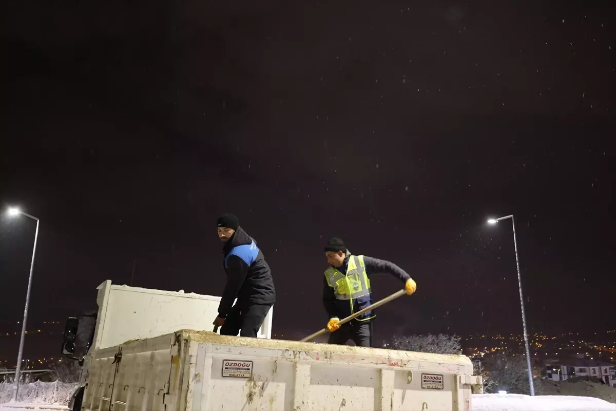 Tokat Belediyesinin karla mücadele çalışması sürüyor
