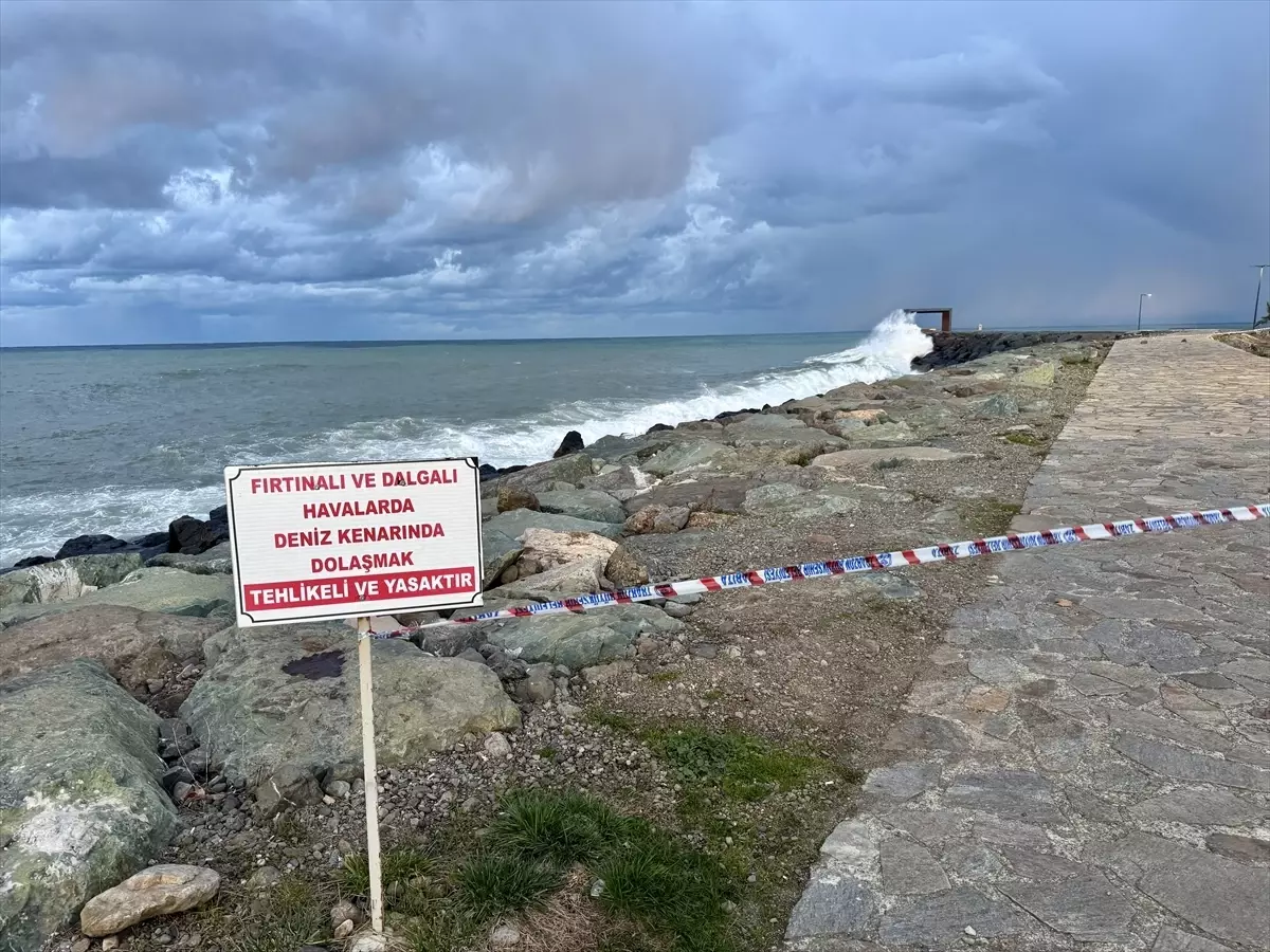 Trabzon'da kuvvetli rüzgar hayatı olumsuz etkiledi