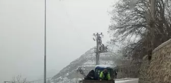 Uludere Belediyesinden buzlanmaya karşı yollarda tuzlama çalışması