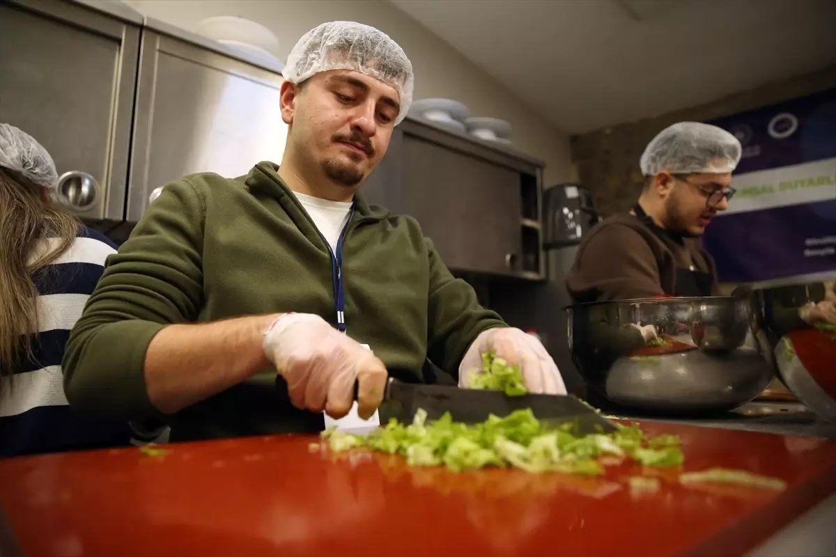 Üniversite öğrencileri YEDAM danışanları için yemek yaptı