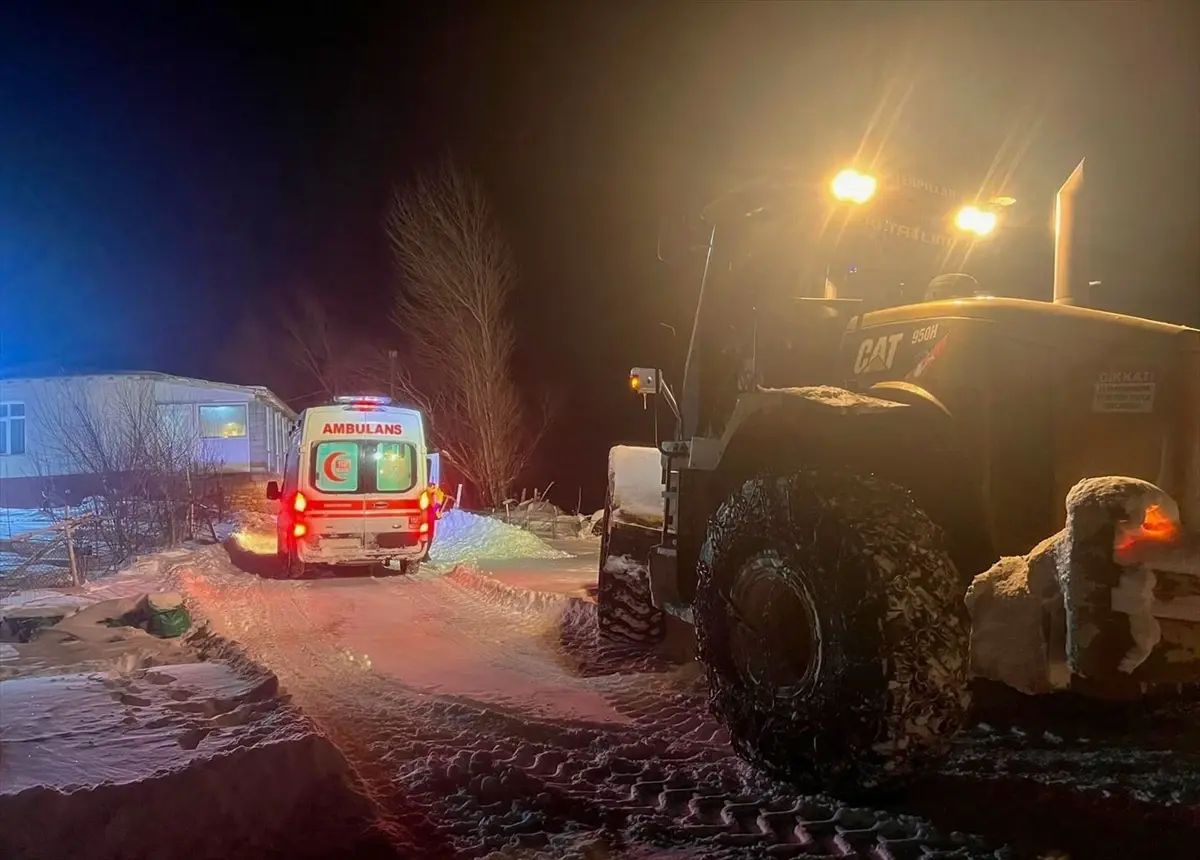 Van'da yolu kapanan mahallelerdeki hastalar, ekiplerin çalışmasıyla hastaneye ulaştırıldı