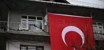 Yalova'da şehit olan polis memuru Turgut Külünk'ün Düzce'deki babaevine Türk bayrağı asıldı