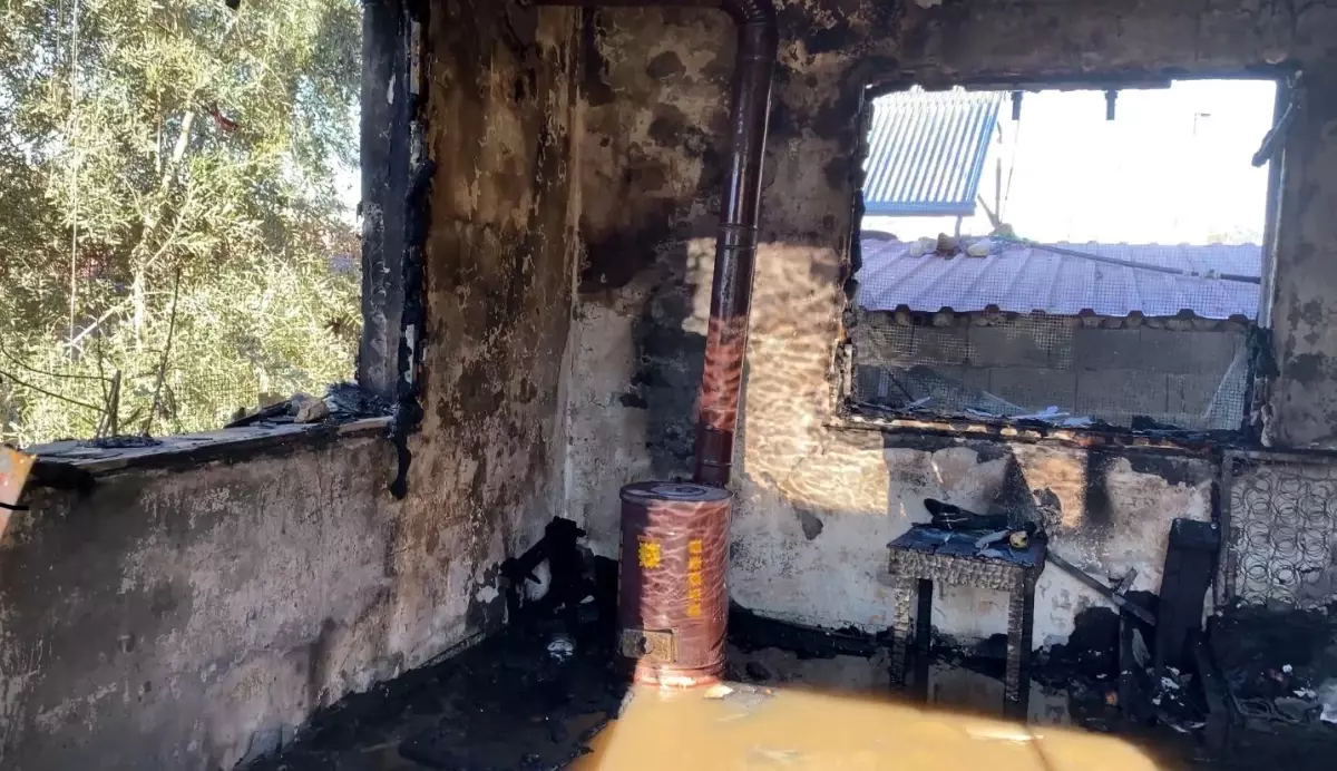 Yangında engelli çocukları bulunan ailenin evi küle döndü