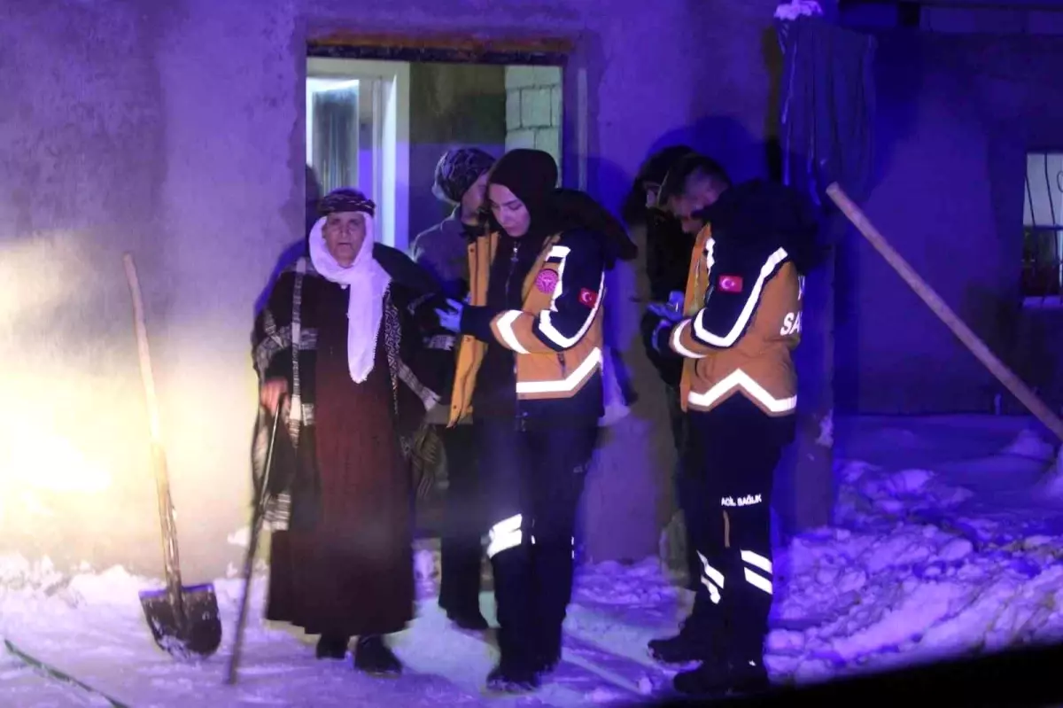 Yolların kapalı olduğu mezrada 70 yaşındaki hasta 112 ekiplerince hastaneye ulaştırıldı