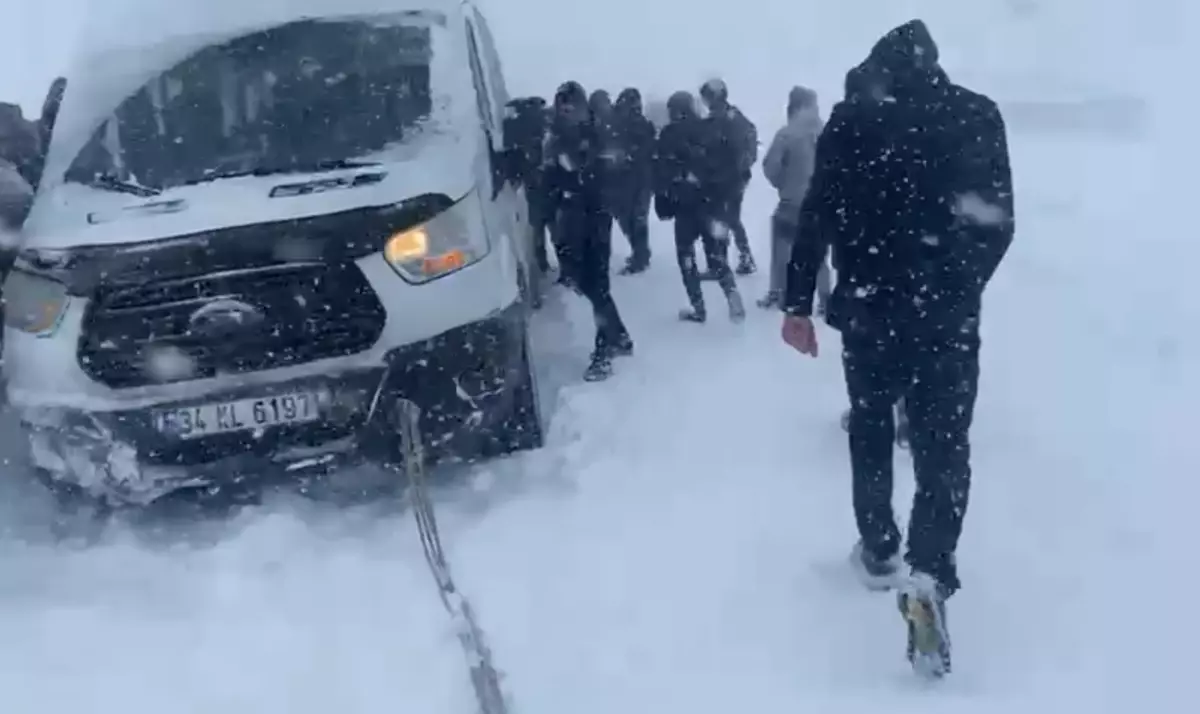 Yüksekova'da çocukların kar keyfi; tepsilerle kayak yaptılar